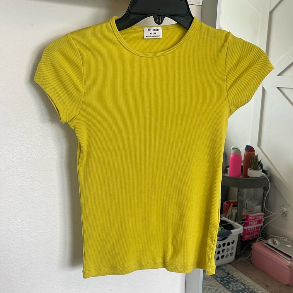 Yellow fitted t shirt
